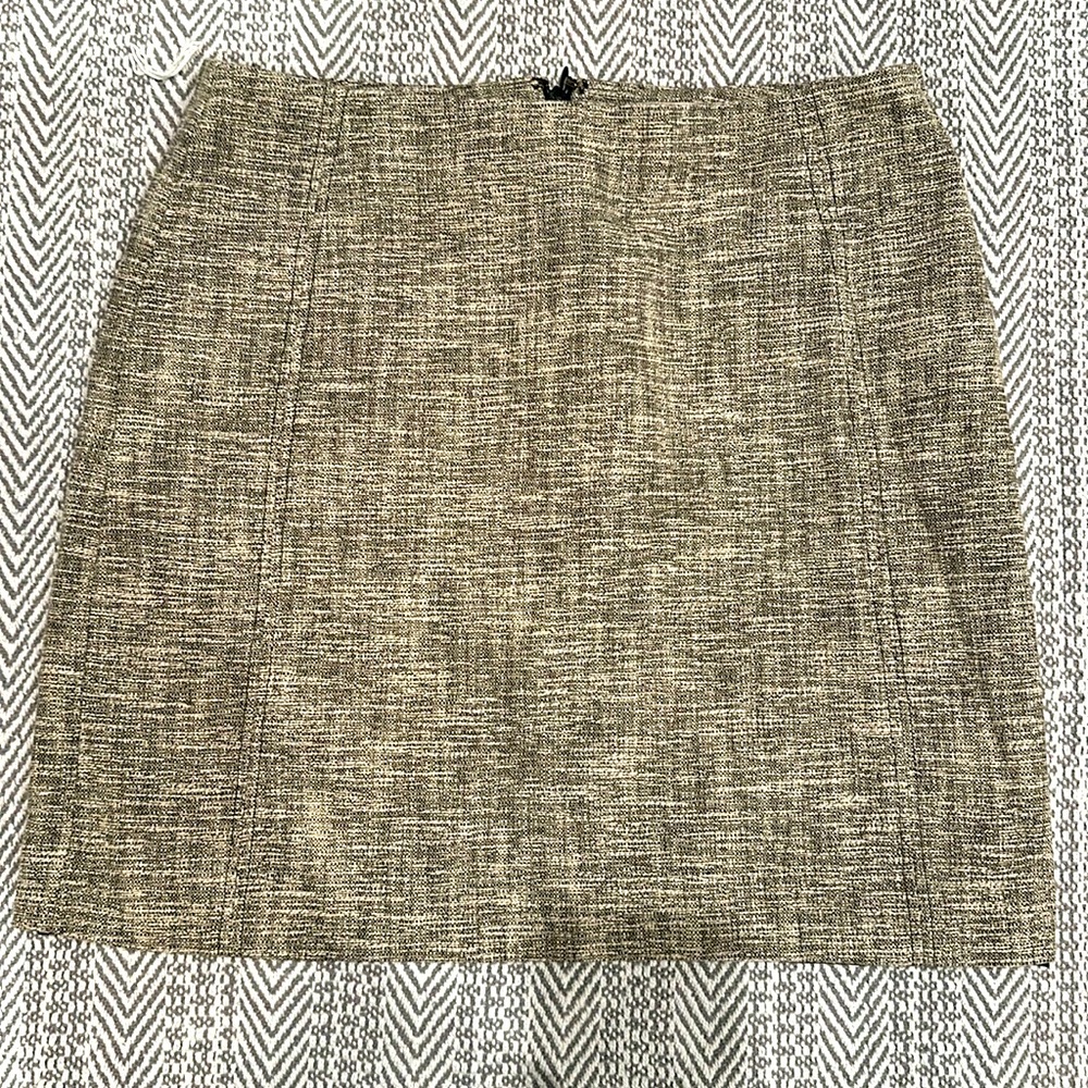 Loft patterned mini skirt with back zipper. petite size 4